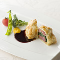 じっくり柔らかく煮込んだ オーストラリア産牛ほほ肉のパイ包焼き じっくり柔らかく煮込んだ オーストラリア産牛ほほ肉のパイ包焼き|写真